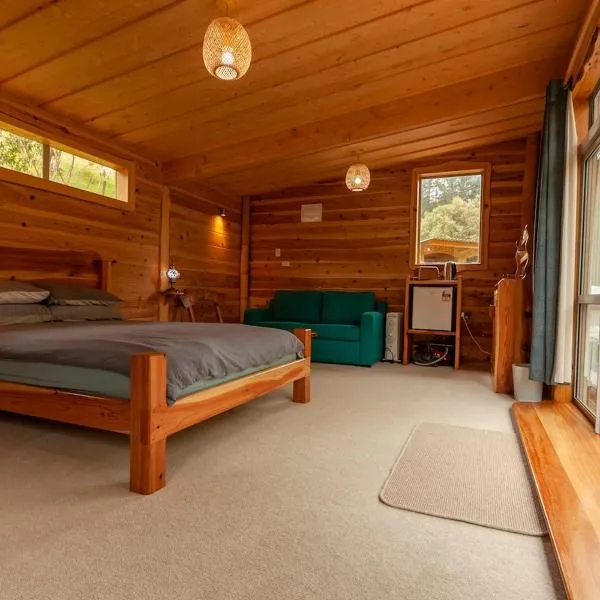 Sub-Tropical Paradise Retreat Willow Creek Cabin with Access to Sauna, hotel v destinaci Totara North