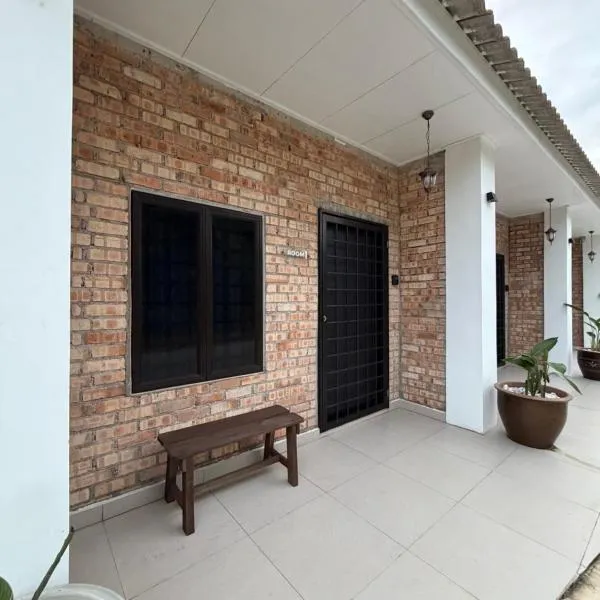 Kak Pah Roomstay Paka, hotel v destinaci Paka