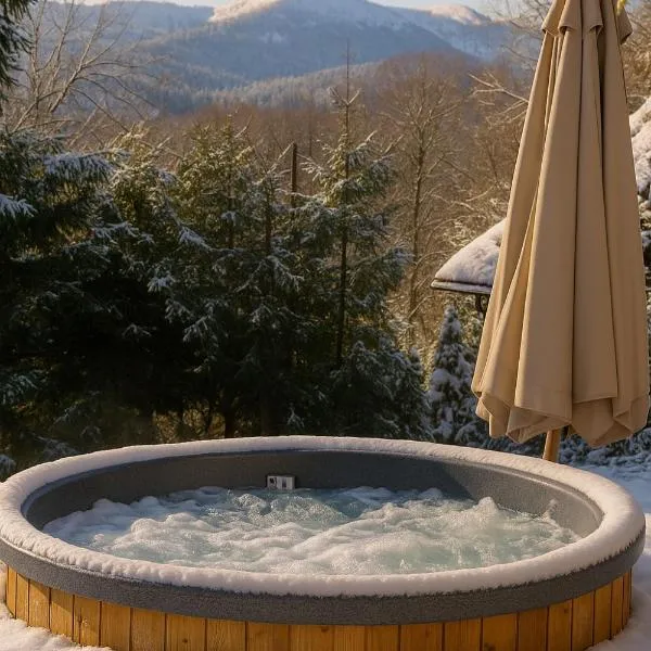 Polana Słowikowa 5 star- domek w górach z jacuzzi, sauna,basen,ogród z lasem, kominek i narty, hotel en Stróża