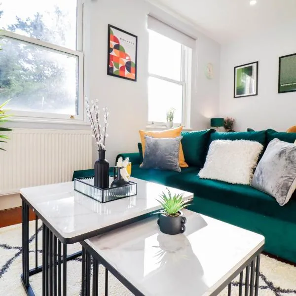 Deluxe Battersea 2-Bed 2 Minutes From Station: Londra'da bir otel