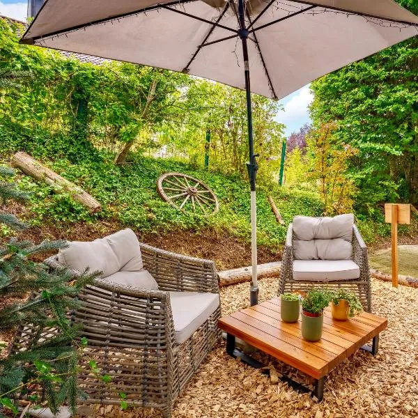 Beautiful studio - private garden, EV, breakfast - Chalet Hug studio、Arzierのホテル