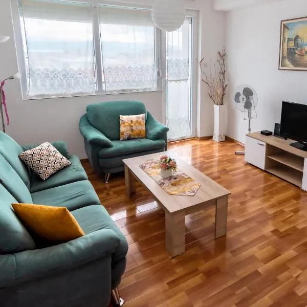 Charming & Spacious 2 Bedroom Apartment with a Gorgeous 8th-floor view, ξενοδοχείο στην Οχρίδα