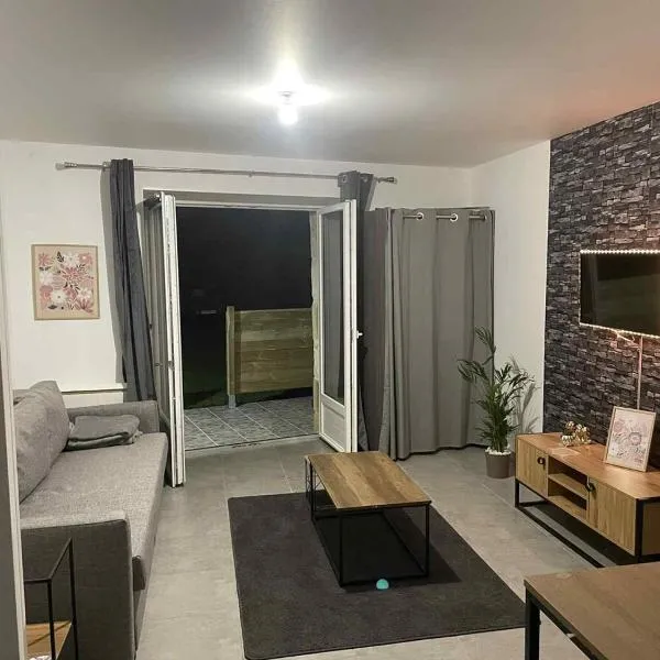 Studio with garden terrace and free parking, hotel v destinácii Caen