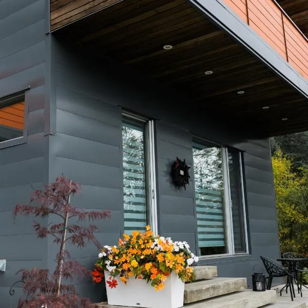 The Cube Cow Bay Suite, hotel in Cowichan Bay