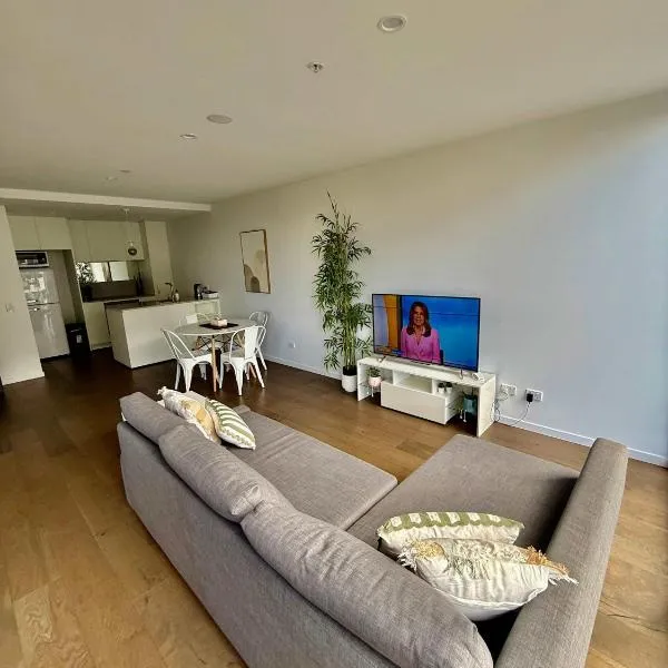 City-Self check in-Parking-Pool，位于堪培拉的酒店