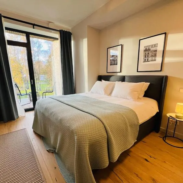 Sunny Albatross apartment with a balcony by the sea, hotelli kohteessa Ķesterciems