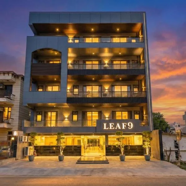 Leaf 9 Grand, Near Udyog vihar and Yashobhoomi, hotel in Gurgaon