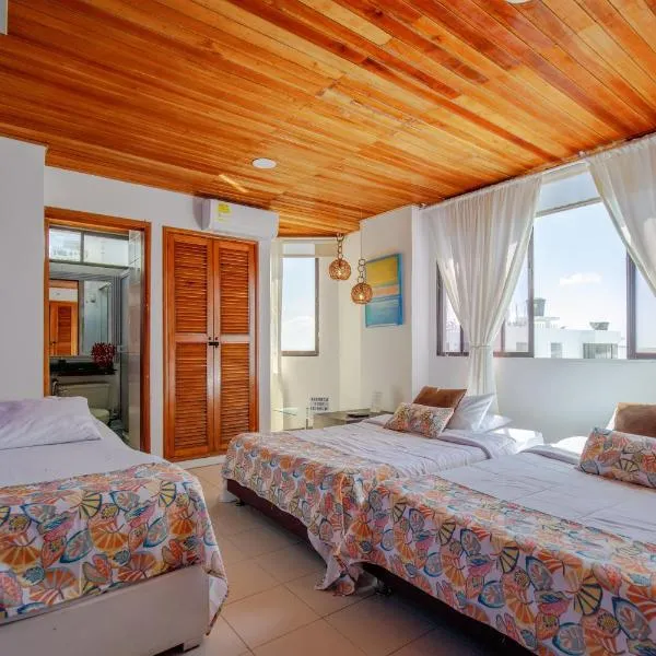 Habitación para 3 a una cuadra de la playa y bahía, hotel a Cartagena de Indias