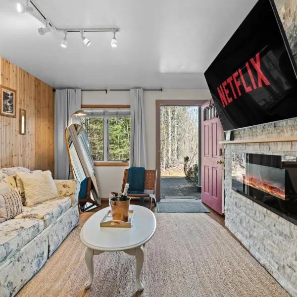 Ski in Ski Out Cabin Hunter Mtn Seasonal Pool Access w Panoramic Views Hike Swim Fish Recharge, hotel in Lanesville