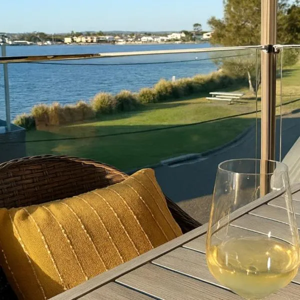 Village Bay Lake house family Lake House with Spa，位于Marks Point的酒店