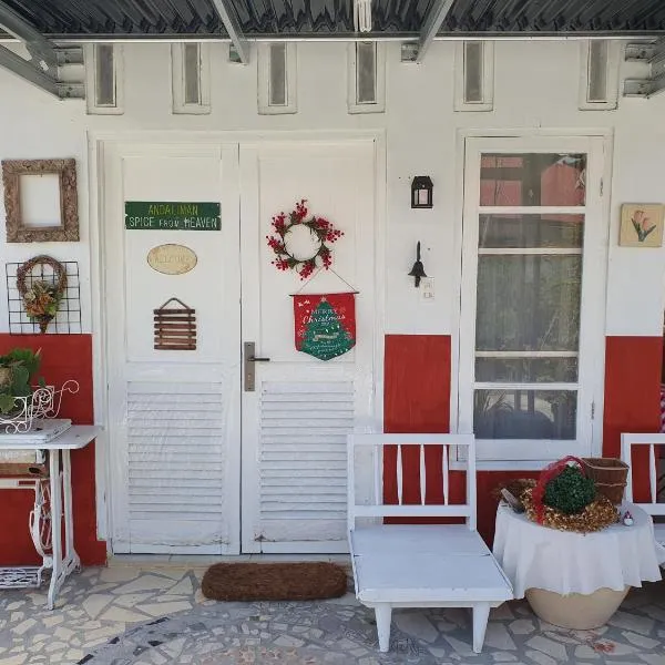 Ruma Kaca Simanindo Bed&Breakfast، فندق في Ambarita