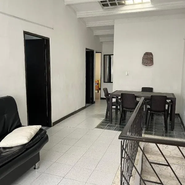 Casa amplia cerca del cc Titan Plaza, hotel in Bogotá