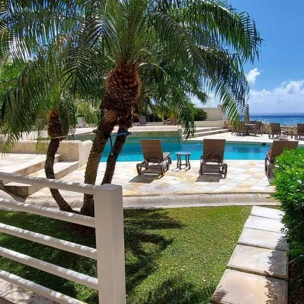 Oceanfront Bliss: 3-Bedroom, Pools & Peloton bike!, hotel di Cupecoy
