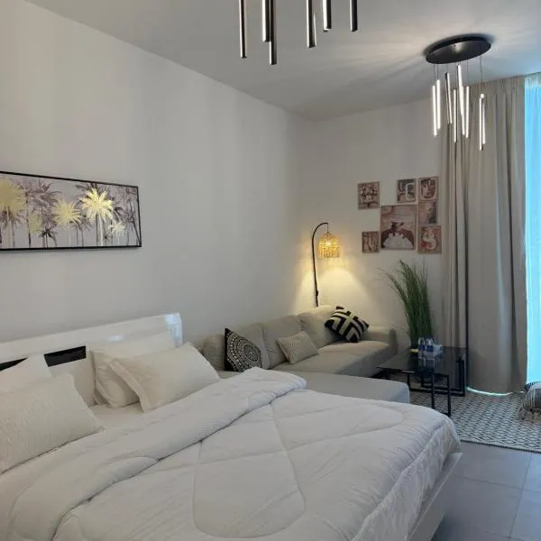 Beautiful studio at aljada community, hotel v destinaci Sharjah
