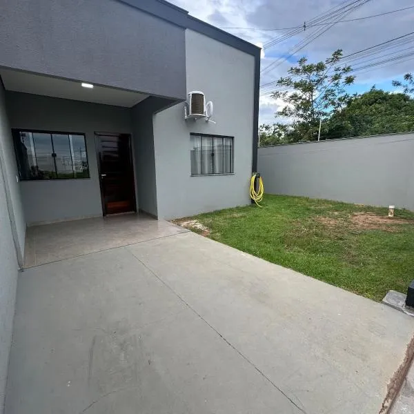 Casa vaga 2 carros ou caminhonete, 2 quartos, espaçosa, completa para 8 pessoas, hotel en Sinope