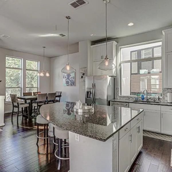 Elegant 3 BED Home Walk To Riverwalk/Pearl/St Mary, viešbutis mieste San Antonijus