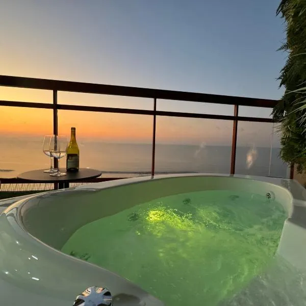 קו המים-סוויטה עם גקוזי במרפסת על הטיילת!, hotel v destinaci Netanja