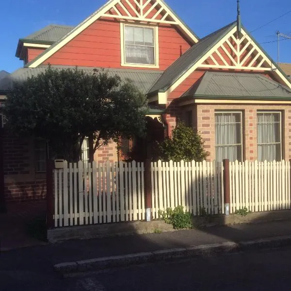 City townhouse walking distance to city, hotel in Launceston