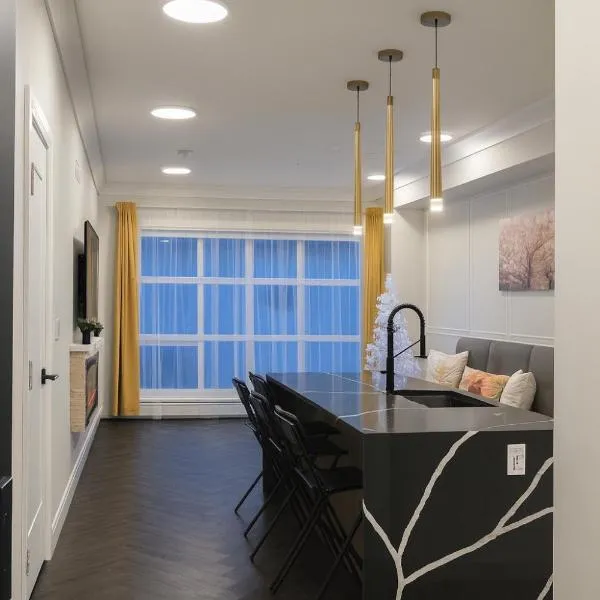 Family Stylish 2BR Condo with City View, DT, Balcony, Free Parking & In-Suite Laundry!, hotel in Calgary