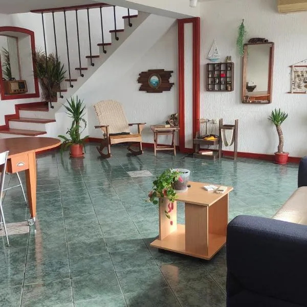 Woodpecker Backpacker Hostel, hotel in Herceg-Novi