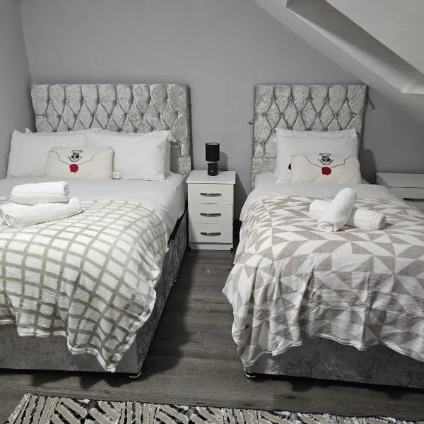 Heathrow roomzzzz BnB, hotel in Hayes