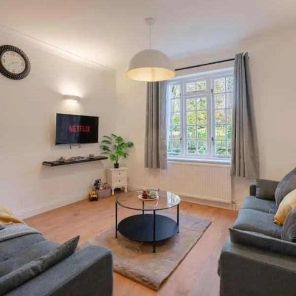 Charming Putney Family Home Near Central London, hotel in London