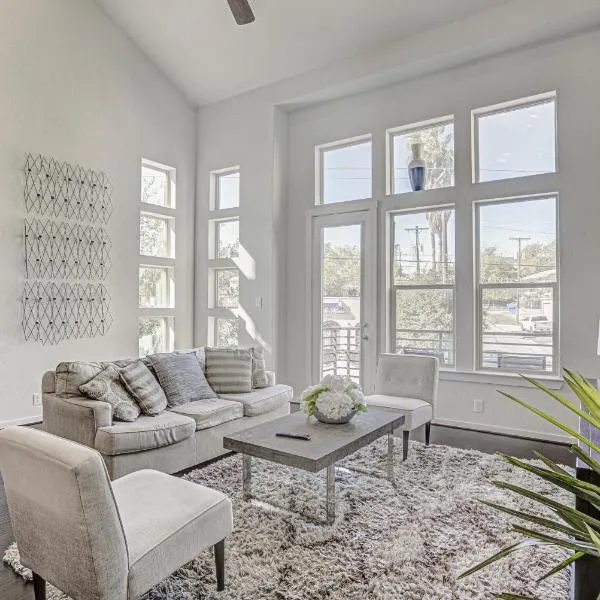 Gorgeous 4 Bed Home on St Mary's - Minutes to Riverwalk/Pearl, hôtel à San Antonio