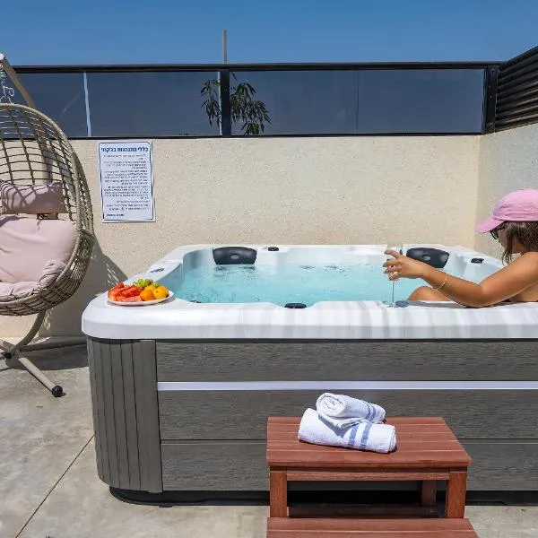 רוי סוויטות בוטיק - 2 סוויטות עם מרפסת פרטית, hotel v destinaci Javne'el