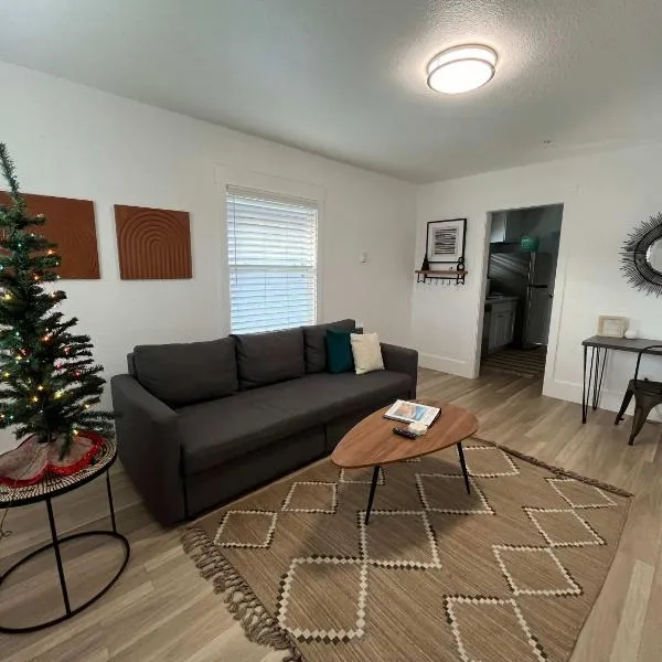 #StayinMyDistrict Coos Bay Goldfinch Cottage, hotel en Coos Bay