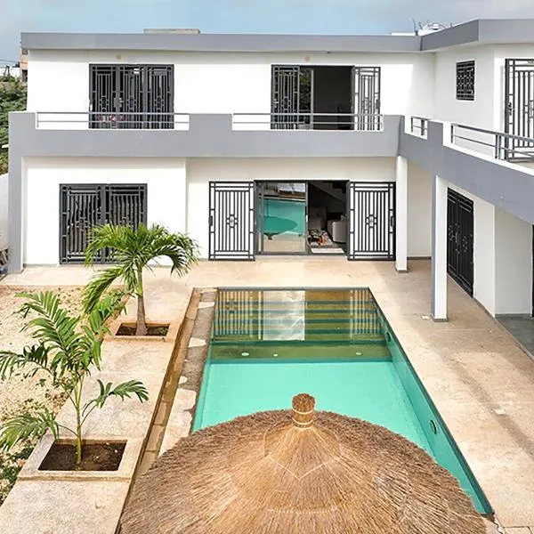 Villa Kër Girafes 3 bedrooms, 3 double beds, Somone, hotel di Somone