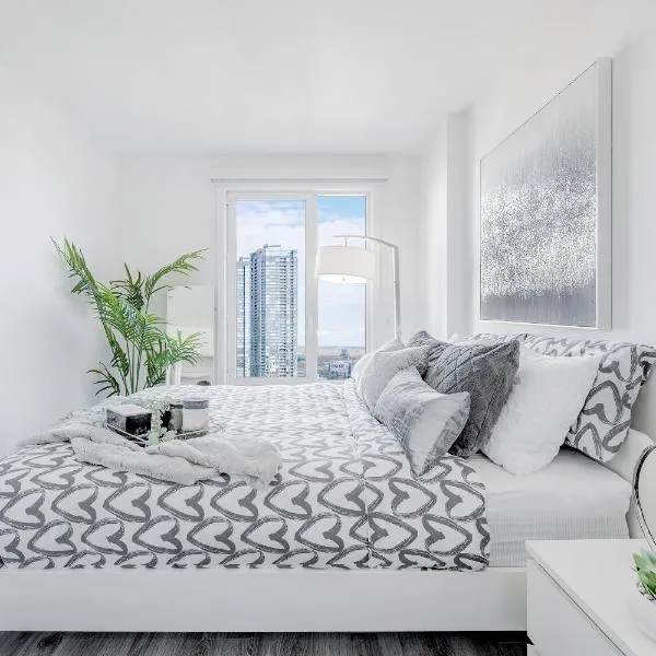 Panoramic Penthouse - Montreal Downtown -Free Parking - In Suite Laundry - Bell Center, hotel in Montreal