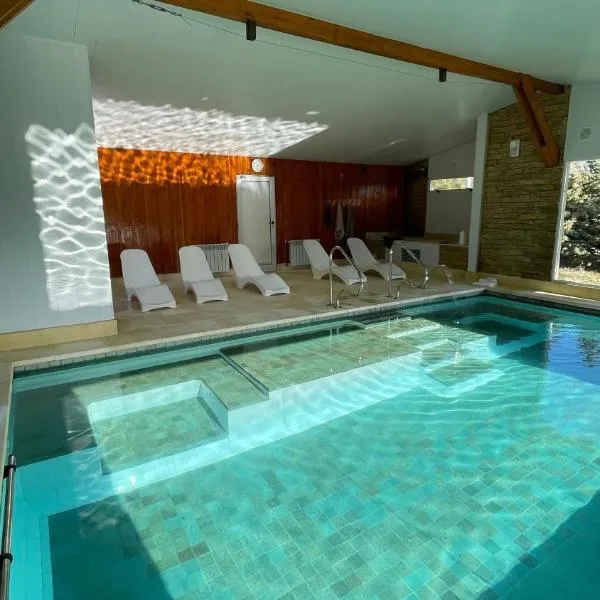 Las Nubes Piscina interior y exterior, hotel v mestu El Bolsón