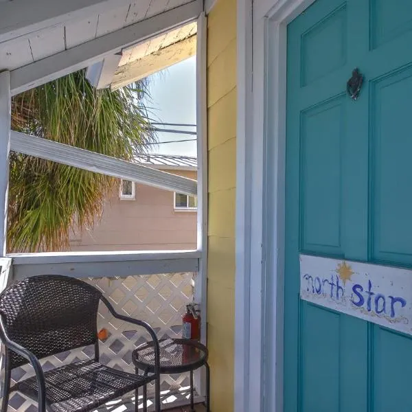 1BR 1BA NorthStar Bungalow. Just Steps to the beach and the bay., hotel i St Pete Beach