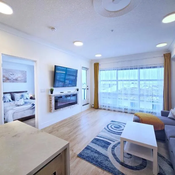 Family Modern 1BR and Den Condo - Apartment with City View, Downtown, Balcony, Free Parking & In-Suite Laundry!: Calgary şehrinde bir otel