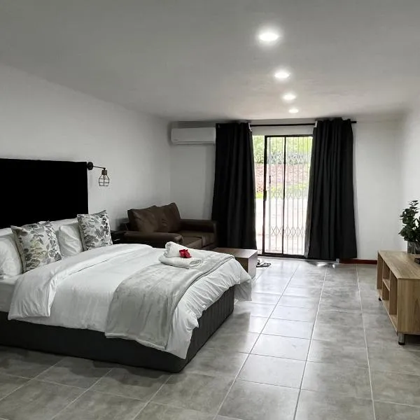Riverstone Studio - Self Catering، فندق في Cradock