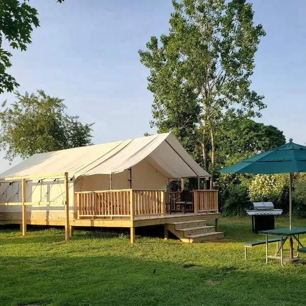 North Fork Cottages & RV Resort，位于格林波特的酒店