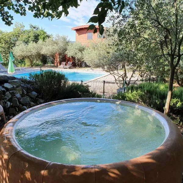 Roulottes et Cabanes de Saint Cerice, hotel i Vogüé