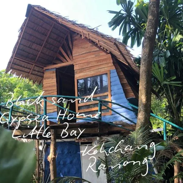 Black sand Gypsea Home Little Bay Kohchang Ranong, hotel em Ko Thalu