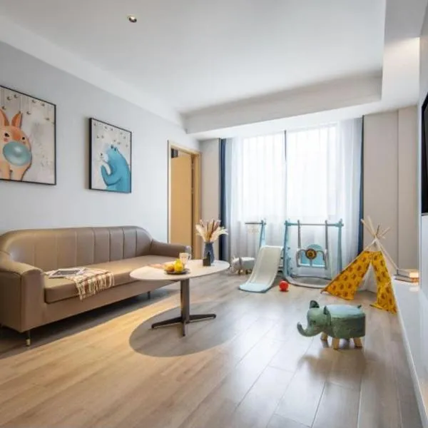 Meisu Huanman Hotel Yueyanglou District Nanhu Square Branch, хотел в Yueyang