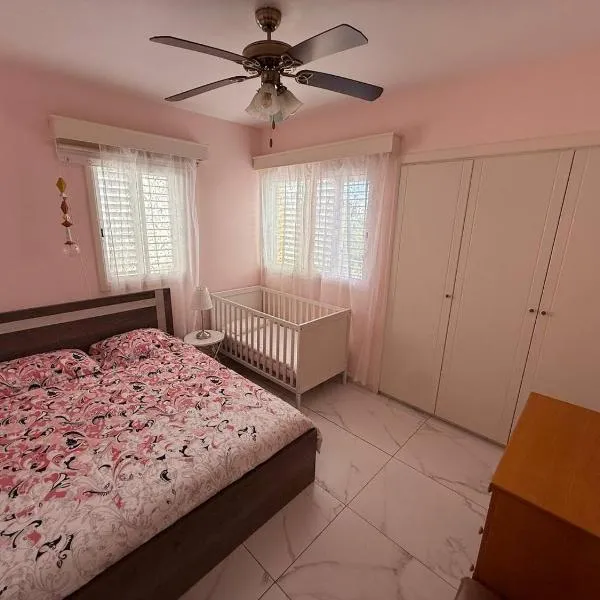 Villa Clementinka - 200 meters from the sea, hotel en Chlorakas