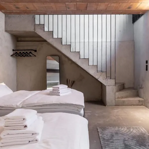 Concrete Loft Duplex -40sqm- near Antonplatz, khách sạn ở Berlin