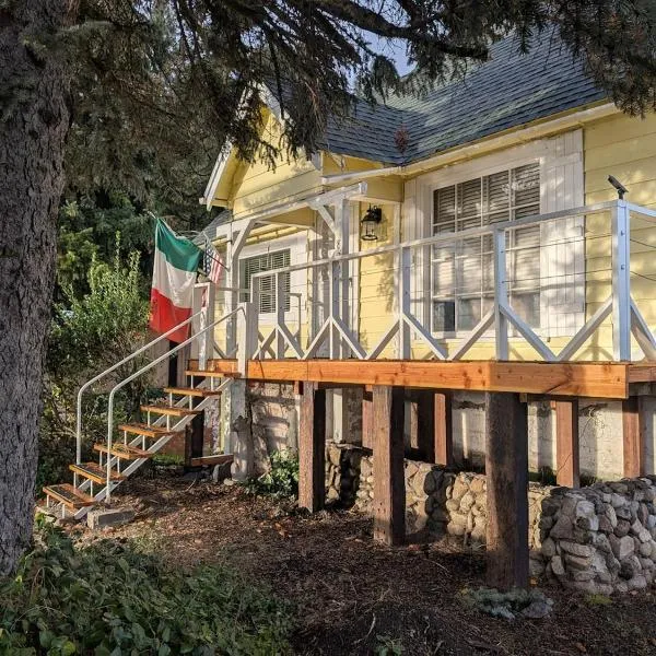 Historic HM, Mountain Views, Hot Tub, Steam Room, hotel i Mount Shasta