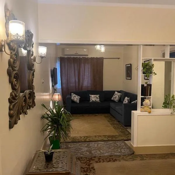 Charming &Cosy Apt in Heliopolis nr Airport, хотел в Кайро