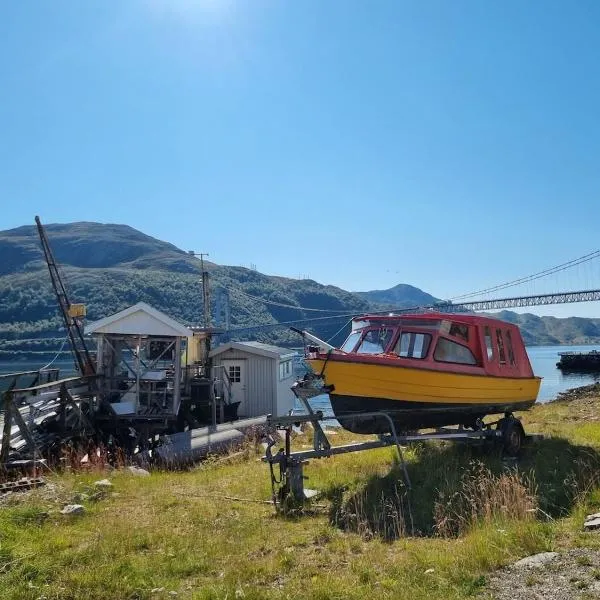 House with sea view, boathouse, garage and boat, hotel en Hammerfest
