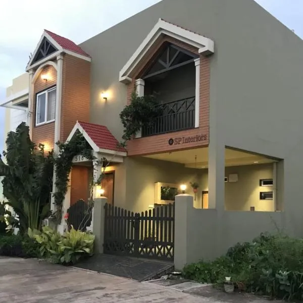 Entire Craftsman house with 2 Bedrooms kitchen and more, hotel v destinaci Rájpur