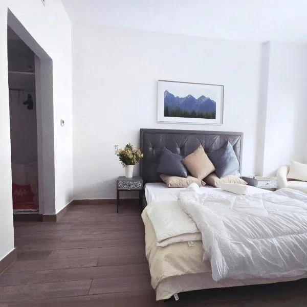 ARK Luxury Rooms walking Distance to Ferrari world, Yas Island, hotel in Yas Island