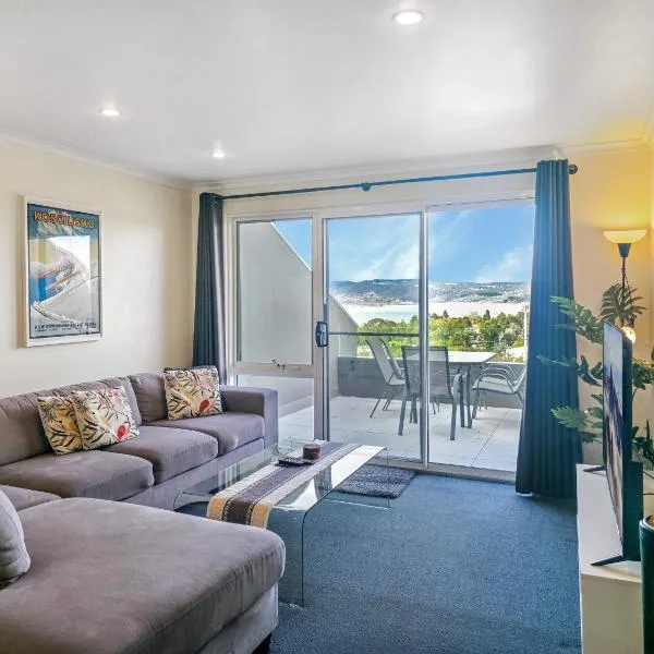 Cascades 15 - Amazing Lake Views l Spa Bath l Split Level Apt l Central Location l Wi-Fi, hotel in Jindabyne