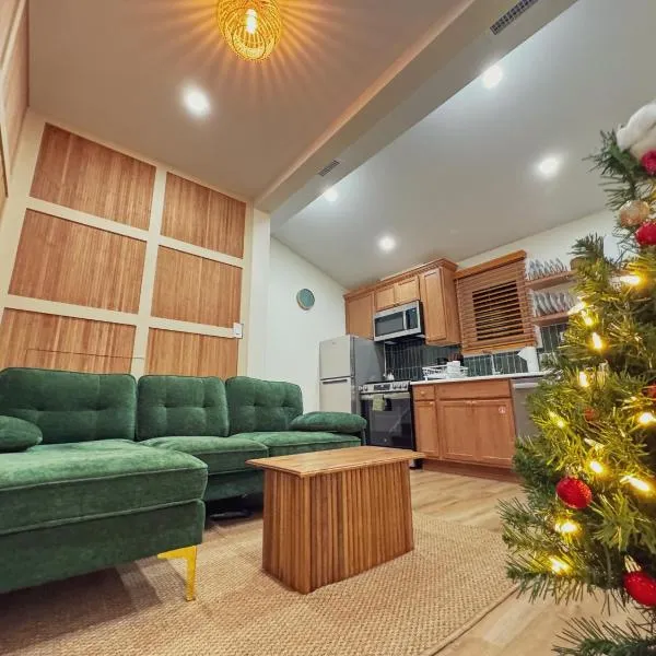 Stylish 2 BR 1 BA Apartment - Steps to the Ocean - Hidden Gem, hotel in Wildwood