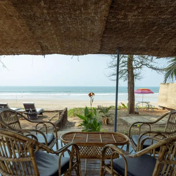 White House Seaview Villa on Talpona Beach, Hotel in Magdāl