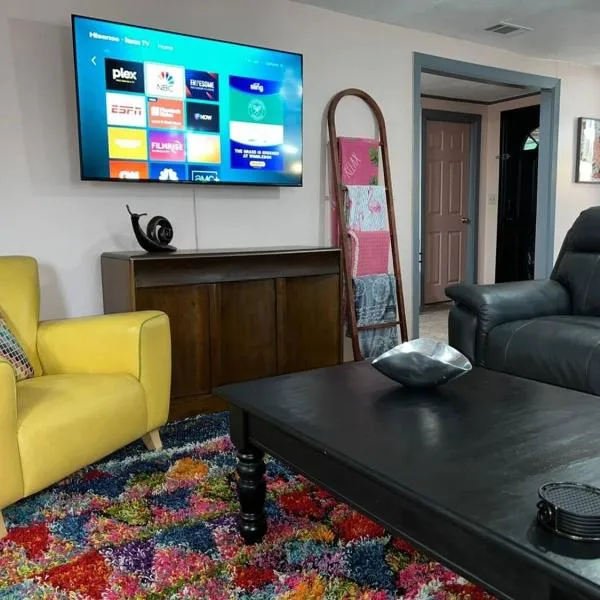 1 Mi to Stadium -dog friendly-fence yrd, ξενοδοχείο σε Ταλαχάσι